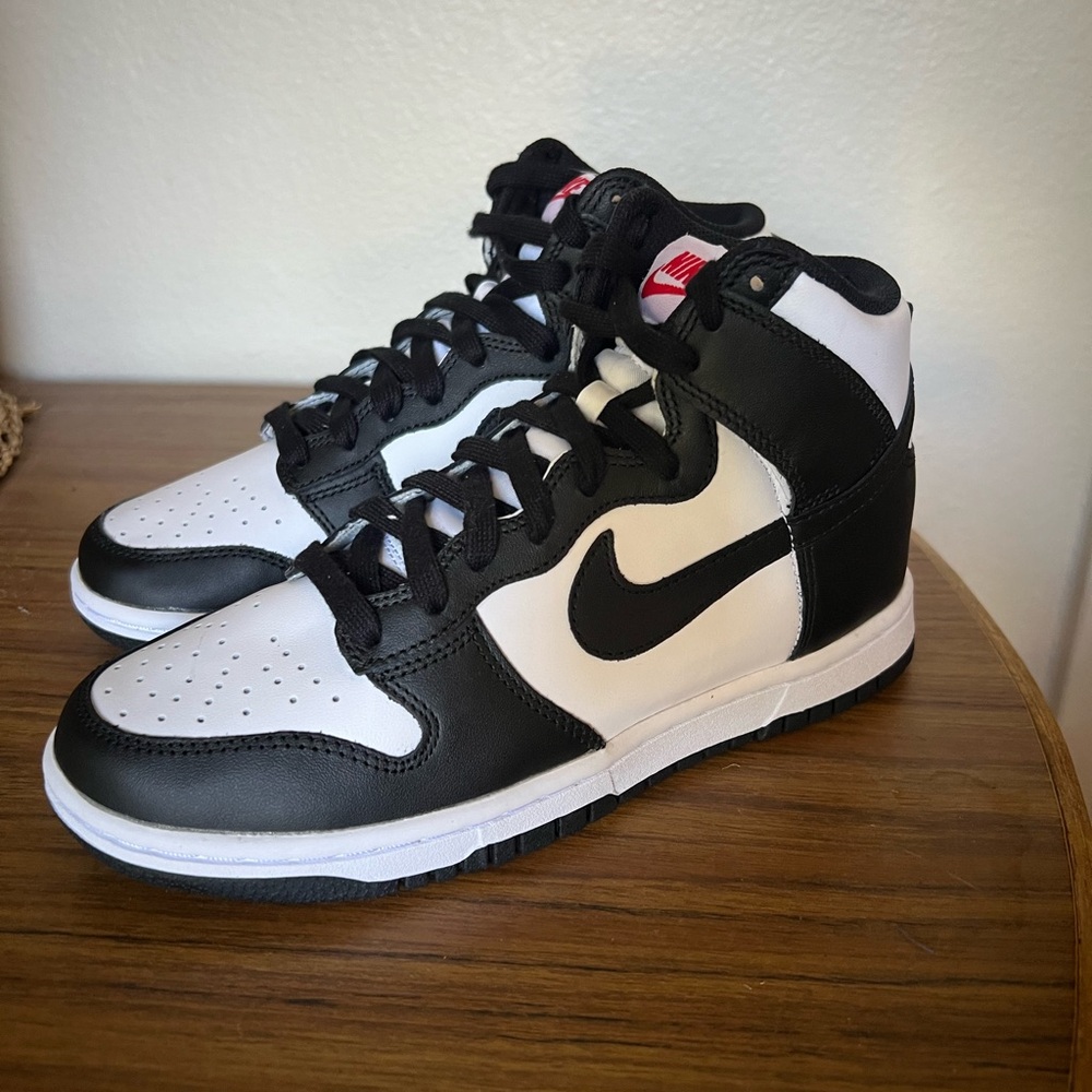 NEW - Nike Dunk High pandas